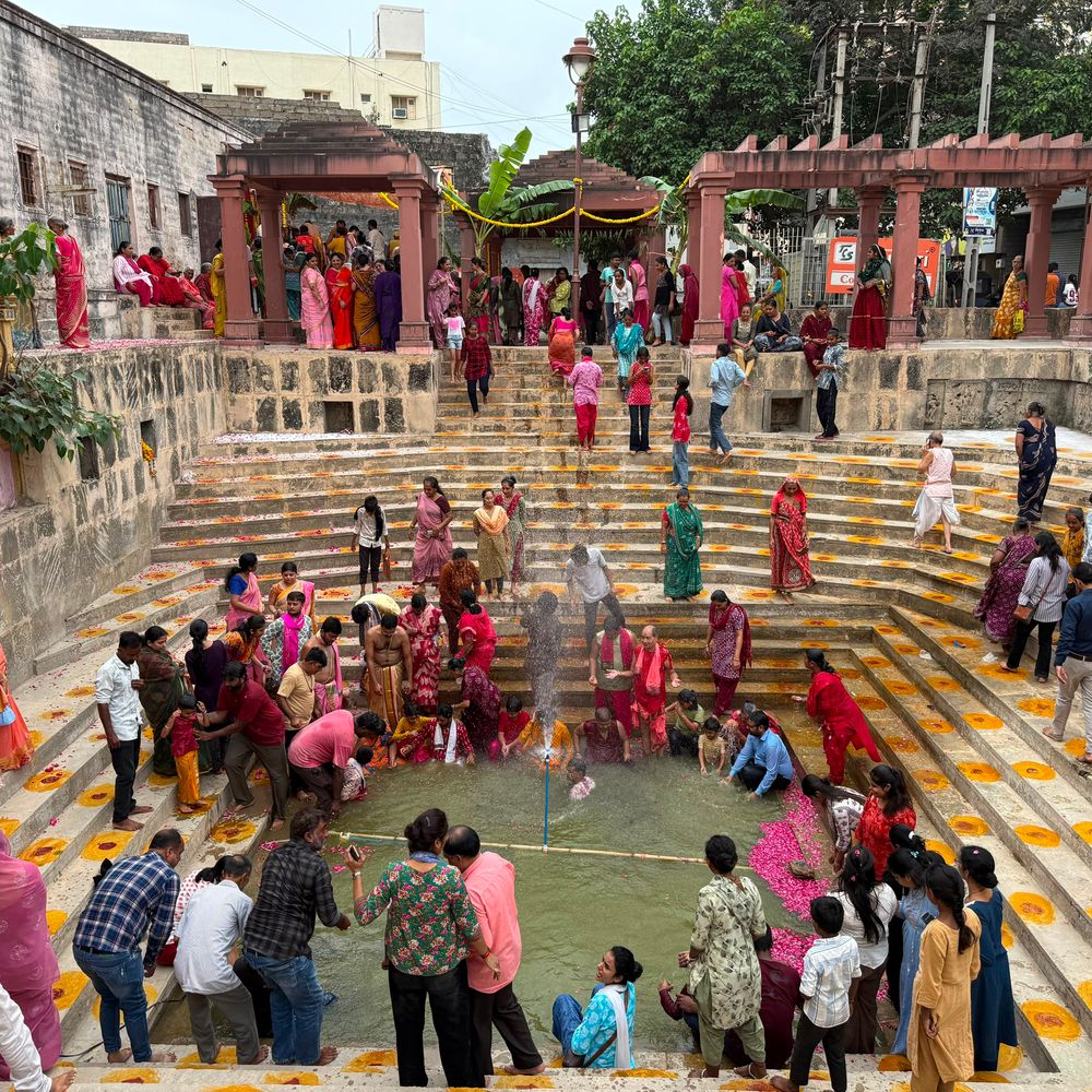 ભક્તો દ્વારા આરતી:યાત્રાધામમાં જિલણા એકાદશીએ દ્વારકાધીશજીની નગરચર્યા, રાજાધિરાજને ગાર્ડ ઓફ ઓનર અપાયું