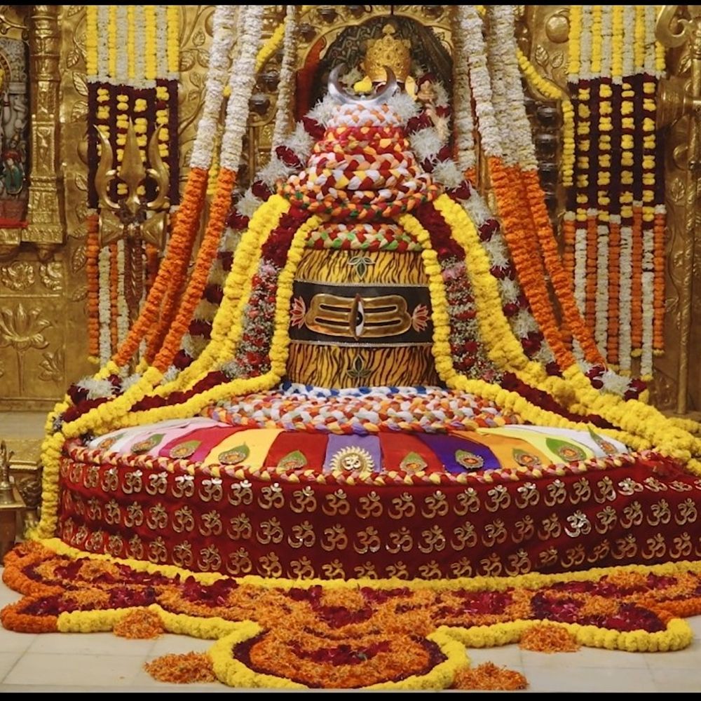 સોમનાથ મહાદેવને શ્રાવણ સુદ ચતુર્દશીએ રંગબેરંગી વસ્ત્રોનો શૃંગાર:ભક્તોને જીવનના સુખ-દુઃખમાં સ્થિરતાનો આધ્યાત્મિક સંદેશ