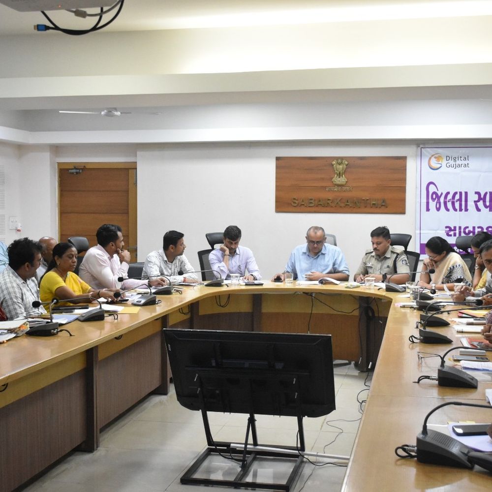 સાબરકાંઠા કલેક્ટરે જિલ્લા સ્વાગતમાં 71 પ્રશ્નો ઉકેલ્યા:ગટર, દબાણ, પેન્શન, કચરાનો નિકાલ, પ્લોટ ફાળવણી સહિતના મુદ્દે 4 કલાક અરજદારોને સાંભળી ત્વરિત નિકાલ કર્યો
