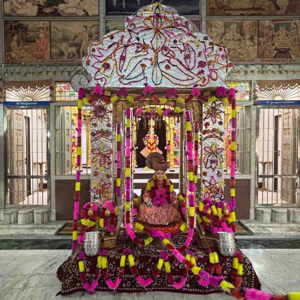 કુમકુમ મંદિરે ભગવાનને કલાત્મક હિંડોળામાં ઝુલાવવામાં આવ્યા:શ્રાવણ વદ બીજ સુધી ચાલશે ઉત્સવ, ભક્તો દર્શનનો લાભ લેશે