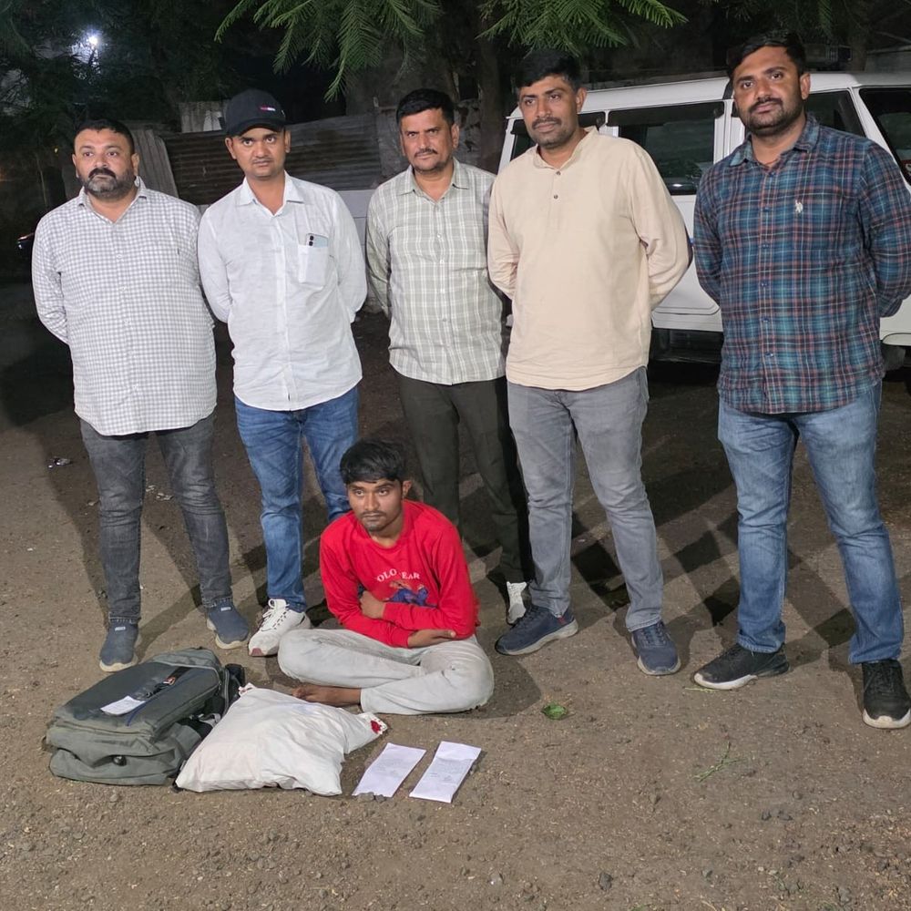 જામનગર નજીક ફલ્લા પાસે 2.9 કિલો ગાંજો ઝડપાયો:SOG અને પંચકોશી પોલીસે ₹1.50 લાખના મુદ્દામાલ સાથે એક શખ્સને પકડ્યો