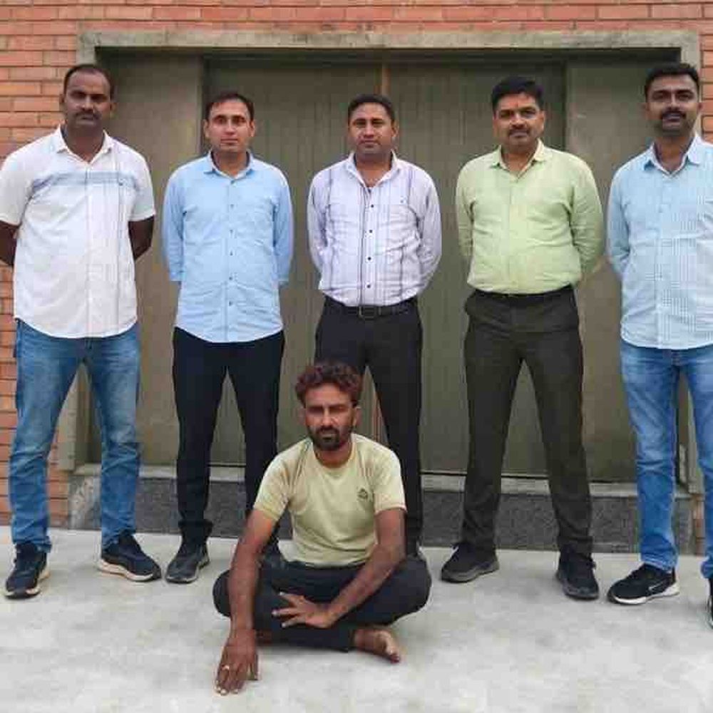 અમદાવાદ વાહન ચોરીનો ભેદ ઉકેલાયો:વટવા શો-રૂમ બહારથી એક્ટિવા ચોરનારને પોલીસે દબોચ્યો, ડુપ્લિકેટ ચાવીથી લોક ખોલીને તફડાવ્યું