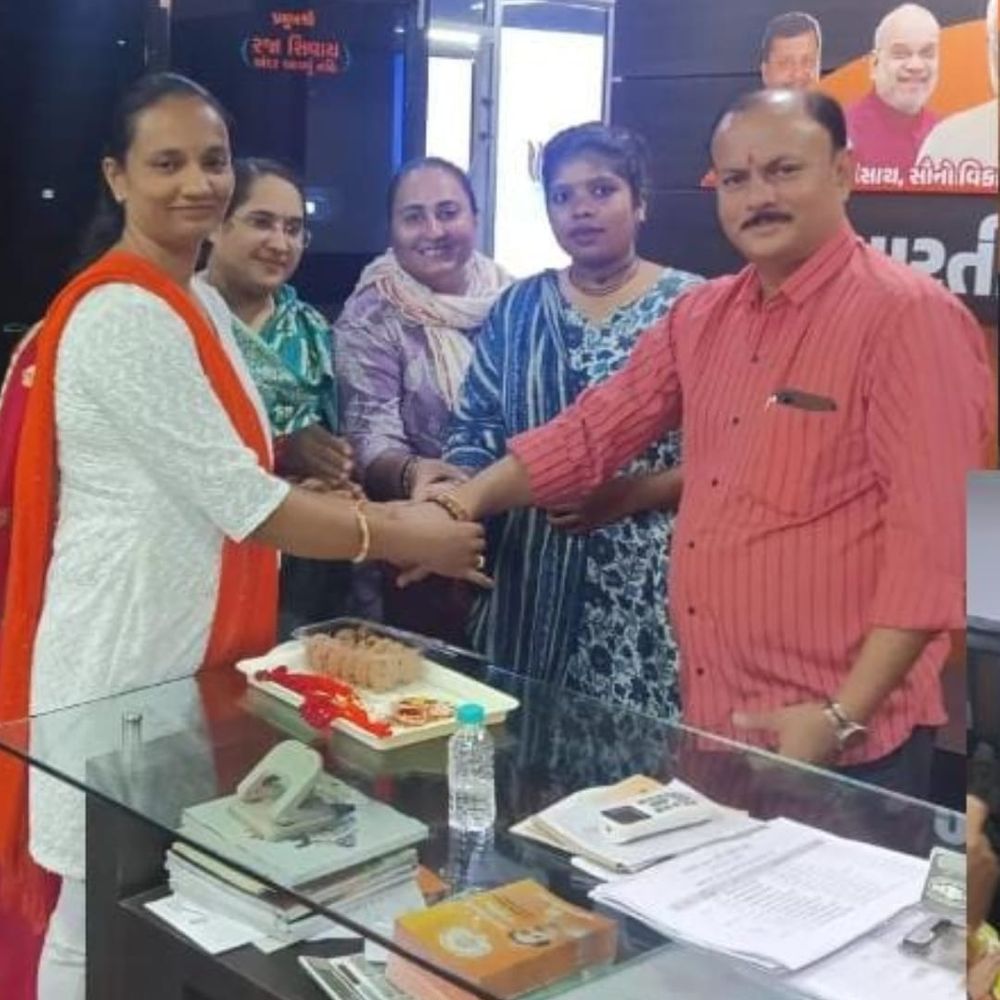 અમરેલી પોલીસ કર્મી અને ભાજપ કાર્યકર્તાઓને રાખડી બાંધી:વિશ્વહિંદુ પરિષદની બહેનોએ અધિકારીઓ અને પદાધિકારીઓને રક્ષા કવચ બાંધ્યું
