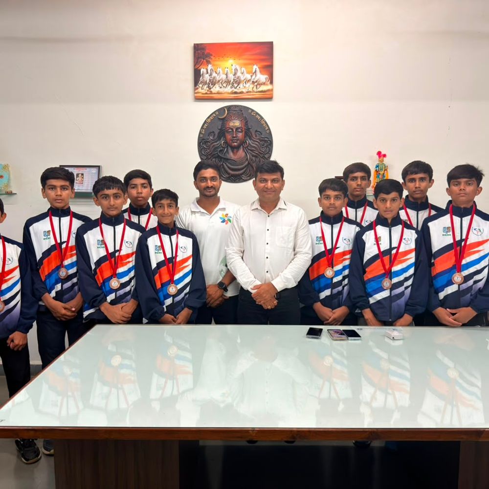 રાજ્યકક્ષાની સબજુનિયરમાં ટીમે અમરેલીનું નામ રોશન કર્યું:અમરેલી ગજેરા કેમ્પસના ખેલાડીઓએ હેન્ડબોલ સ્પર્ધામાં કાંસ્ય પદક મેળવ્યો