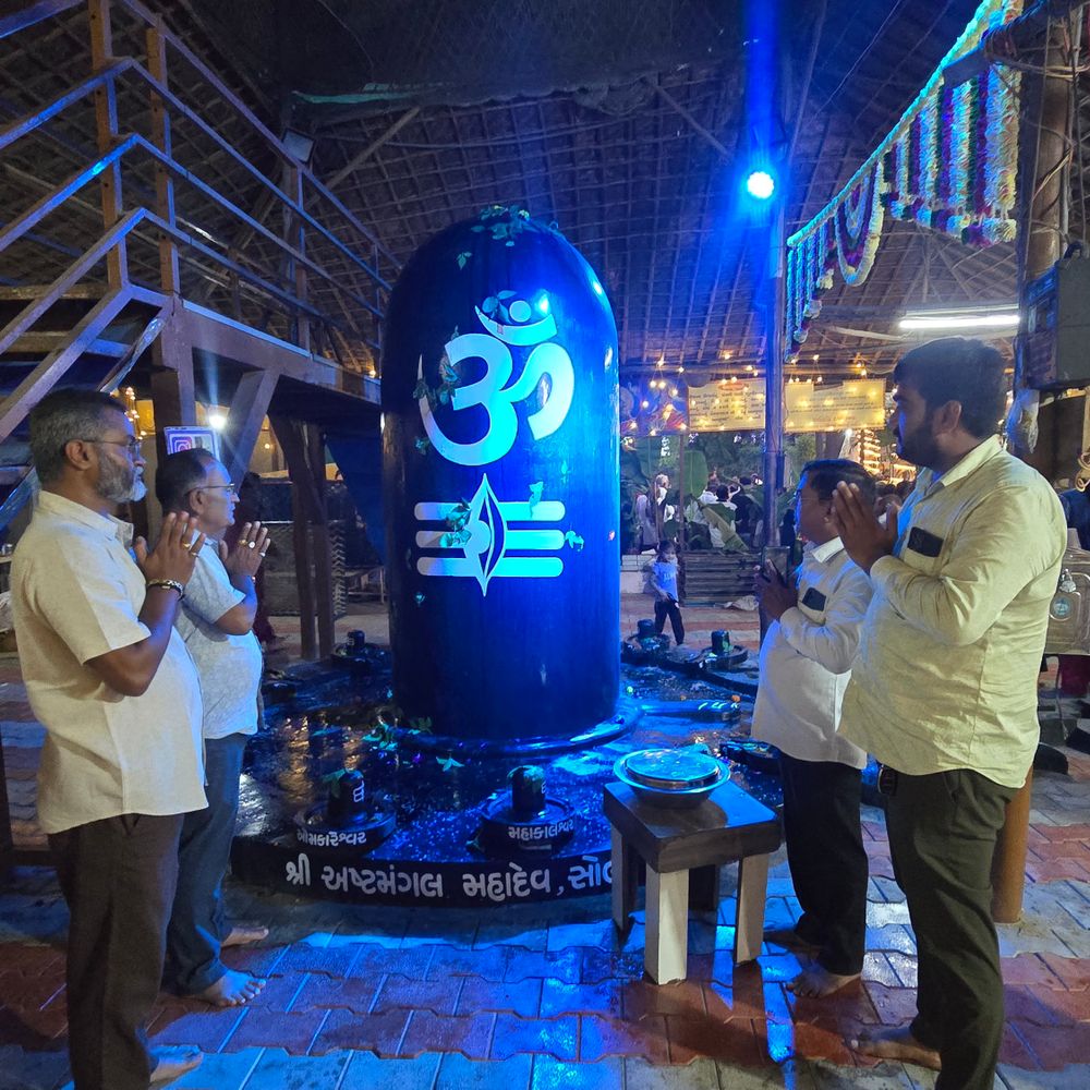 સોલા અષ્ટમંગલ મહાદેવ મંદિરે શ્રાવણમાં ભક્તિમય માહોલ:ભોળાનાથને ફૂલોનો શણગાર, મોટી સંખ્યામાં શિવભક્તો ઉમટ્યા