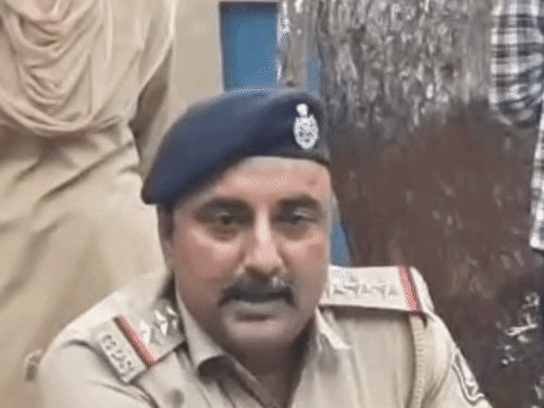 'હું તેના તમામ તહેવાર બગાડી નાખીશ':બગસરાના પી.આઈ.ની અસામાજિક તત્વોને કડક ચેતવણી; શાંતિ સમિતિ બેઠકમાં વેપારીઓને સંબોધતો વીડિયો વાયરલ
