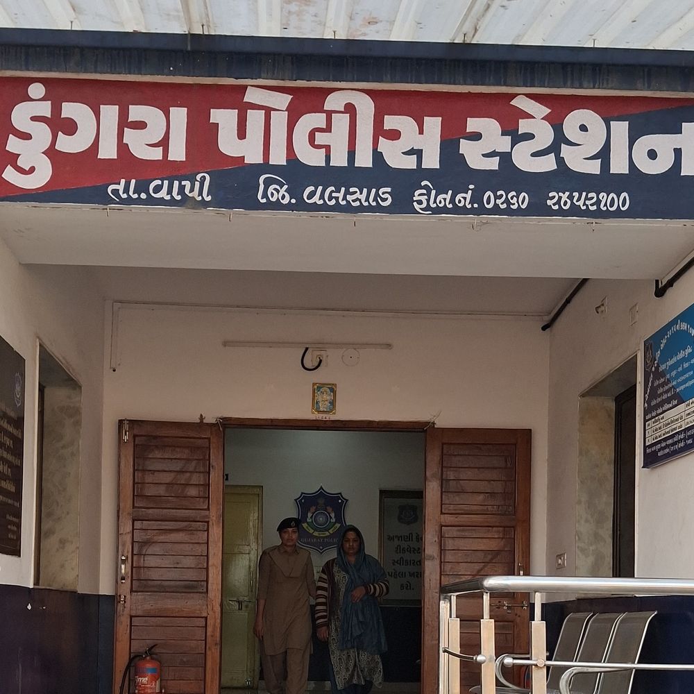 વાપીમાં બે મહિનાથી પગાર ન મળતા દંપતીનો આપઘાતનો પ્રયાસ:સોશિયલ મીડિયા પોસ્ટથી ડુંગરા પોલીસે બંનેને બચાવ્યા, બાકી પગાર પણ શેઠ પાસેથી અપાવ્યો