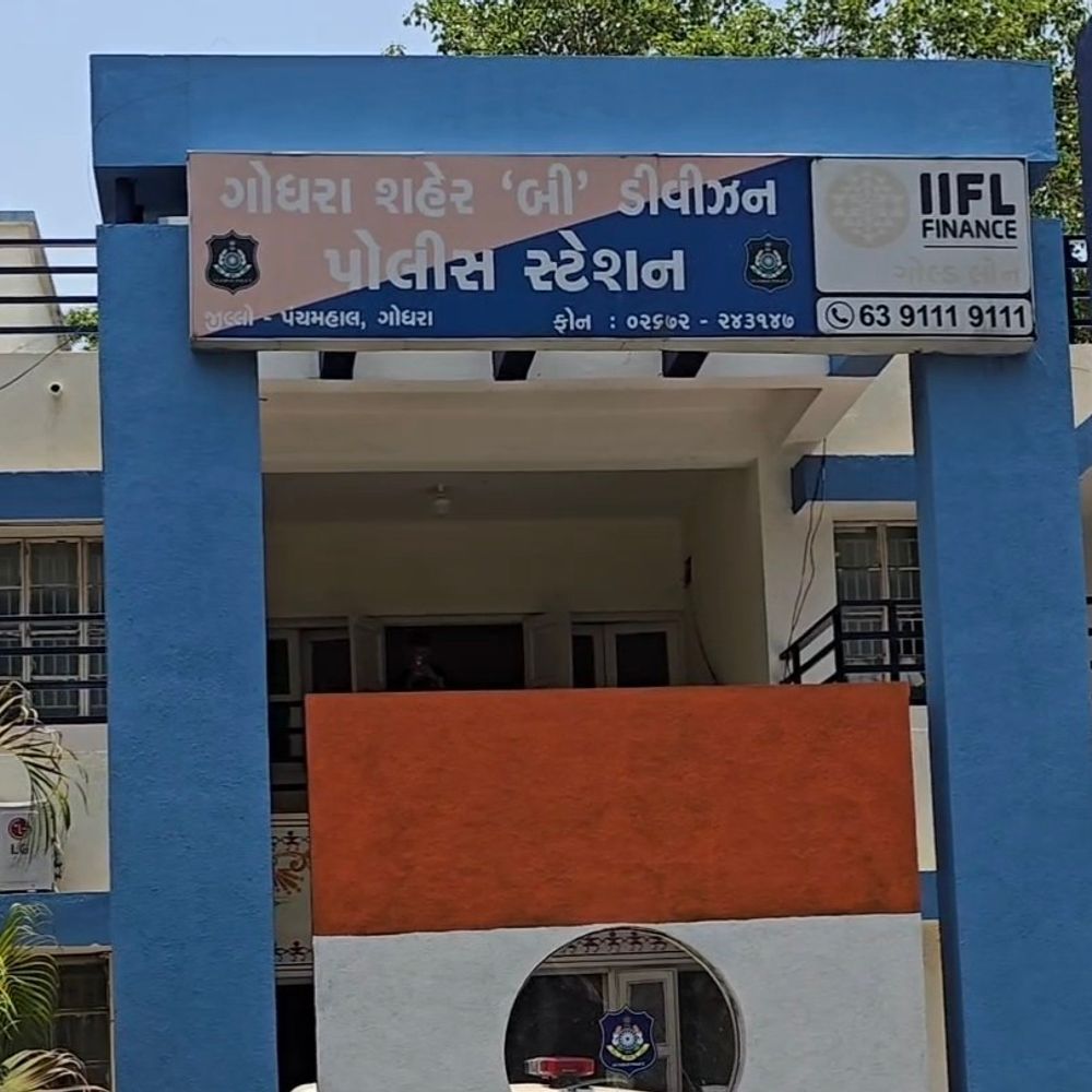 ગોધરામાં દુકાનોના તાળાં ફંફોળતો શંકાસ્પદ ઝડપાયો:બે સ્થળે જુગારધામ પરના દરોડામાં 7 ઈસમોની ધરપકડ કરાઈ