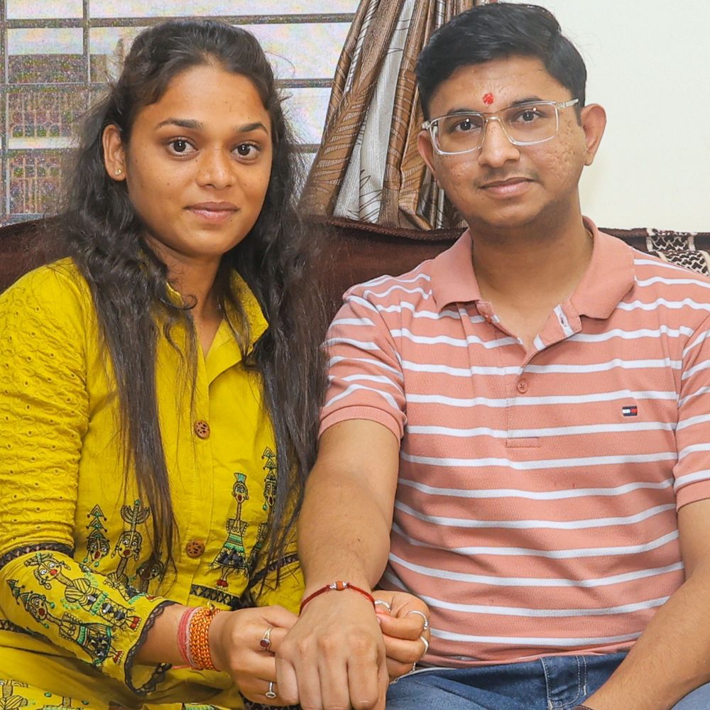 'ભાઈ પ્રત્યક્ષ નથી પણ તેનું હૃદય ધબકે છે':સુરતમાં અંગદાન મેળવનાર યુવાનના કાંડા પર બહેને સ્નેહસૂત્ર બાંધ્યું; બંને પરિવારો ભાવુક