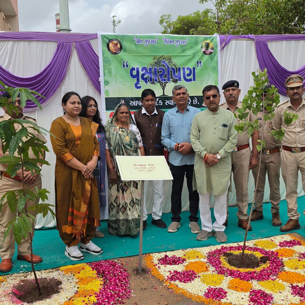 સોમનાથ સંસ્કૃત યુનિવર્સિટીમાં 77મો જિલ્લા વન મહોત્સવ:શિક્ષણ મંત્રી ડો.પ્રદ્યુમ્ન વાજાએ 'એક પેડ મા કે નામ' અભિયાનને બિરદાવ્યું