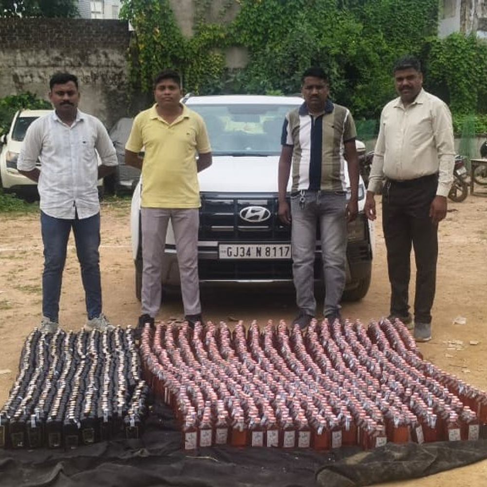પાવી જેતપુર પોલીસે લોઢણ પાસેથી દારૂ ઝડપ્યો:ક્રેટા ગાડીમાંથી રૂ. 3.82 લાખનો વિદેશી દારૂ જપ્ત