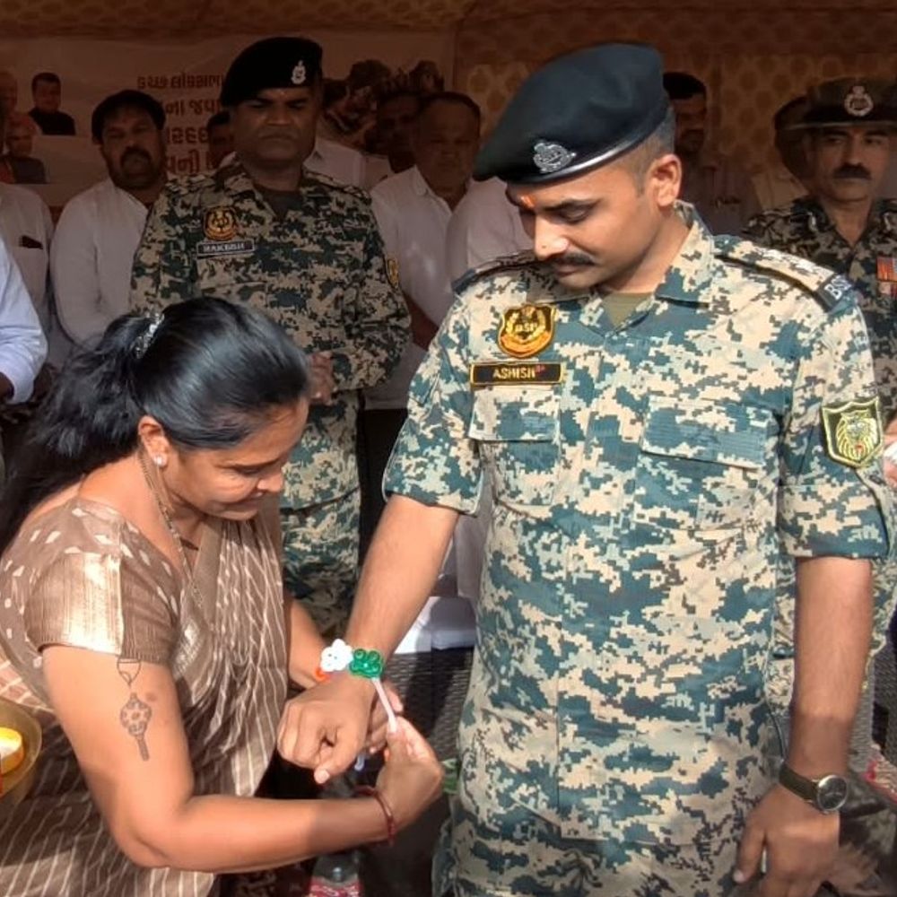 સાંસદ વિનોદ ચાવડાએ BSF જવાનો સાથે રક્ષાબંધન ઉજવણી:જવાનોની કલાઈ પર રાખડી બાંધી મીઠાઈ અને શાલ અર્પણ કરી સન્માન કરાયું