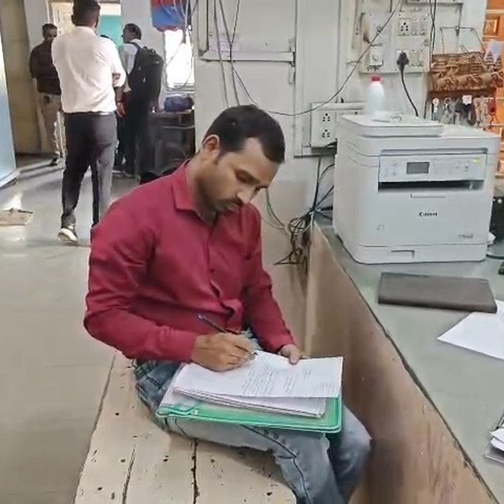 આચાર્યએ પાંચ સામે એટ્રોસિટી ફરિયાદ નોંધાવી:કપચી ડમ્પર રોકવા અરજી કરતા ધમકીનો આરોપ