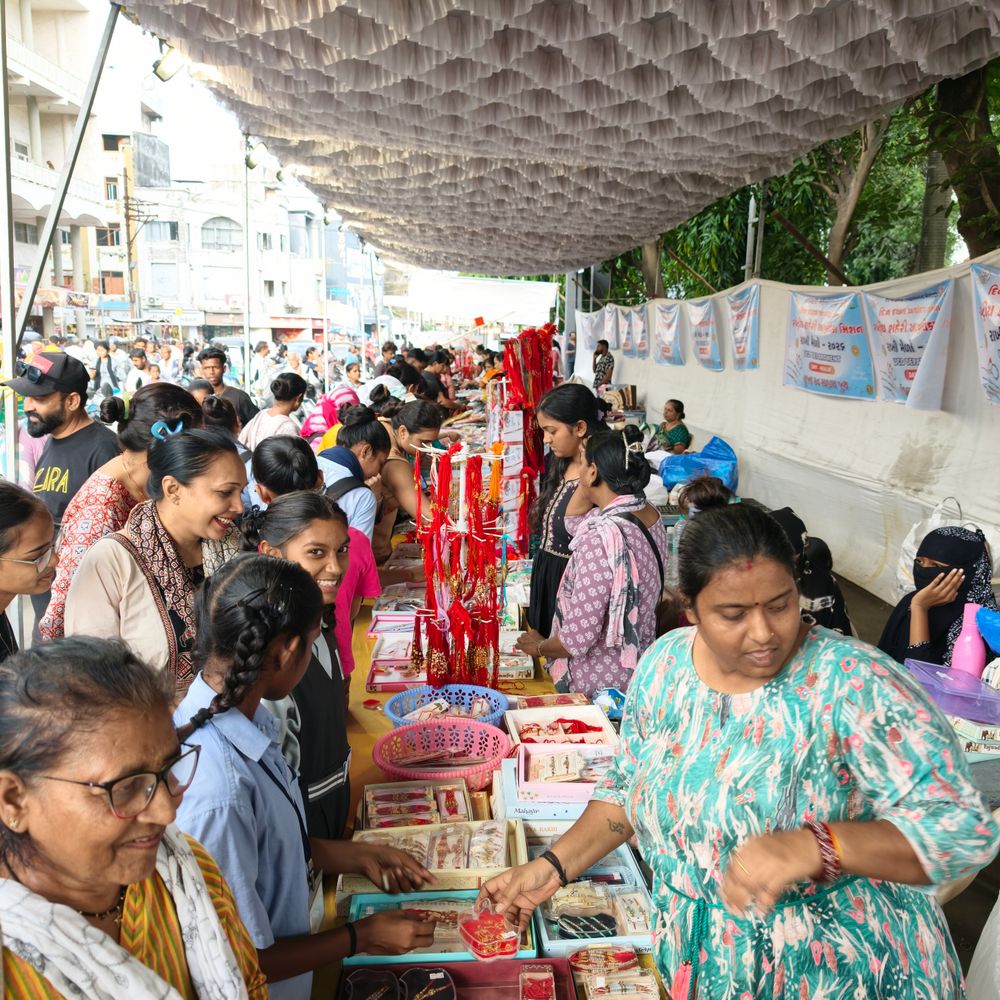 રક્ષાબંધનની પૂર્વસંધ્યાએ નવસારીની બજારોમાં ખરીદીની ભારે ભીડ:રો-મટીરિયલ સસ્તું થતાં રાખડીના ભાવ ઘટ્યા, બજારમાં વિવિધ આકાર, આકર્ષક રંગો, નવી ડિઝાઈનવાળી રાખડીઓ ઉપલબ્ધ