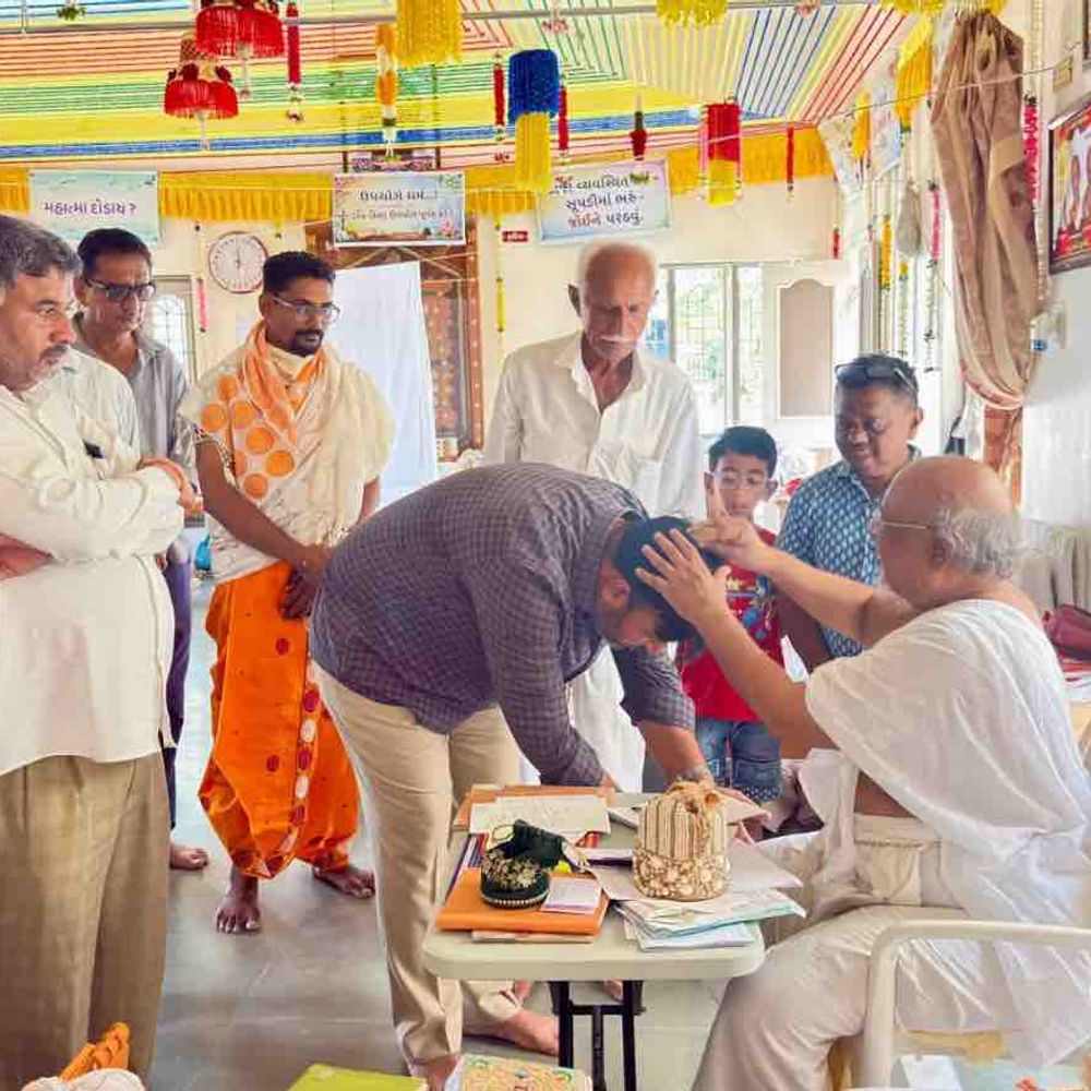 જામજોધપુરમાં ધારાસભ્ય હેમંત ખવાએ જૈન મુનિના દર્શન કર્યા:આચાર્ય હેમપ્રભુજી મહારાજ સાહેબના આશીર્વાદ મેળવ્યા