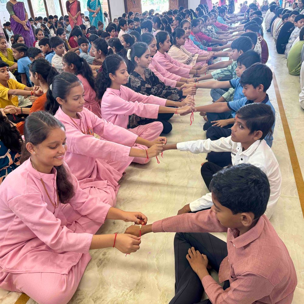 SGVP ગુરુકુલ દ્રોણેશ્વરમાં સામૂહિક રક્ષાબંધન, 1500 વિદ્યાર્થીઓએ બાંધ્યા રક્ષાસૂત્ર:ગીરસોમનાથના SGVP ગુરુકુલ દ્રોણેશ્વર ખાતે એકતા અને સ્નેહનો સંદેશ અપાયો