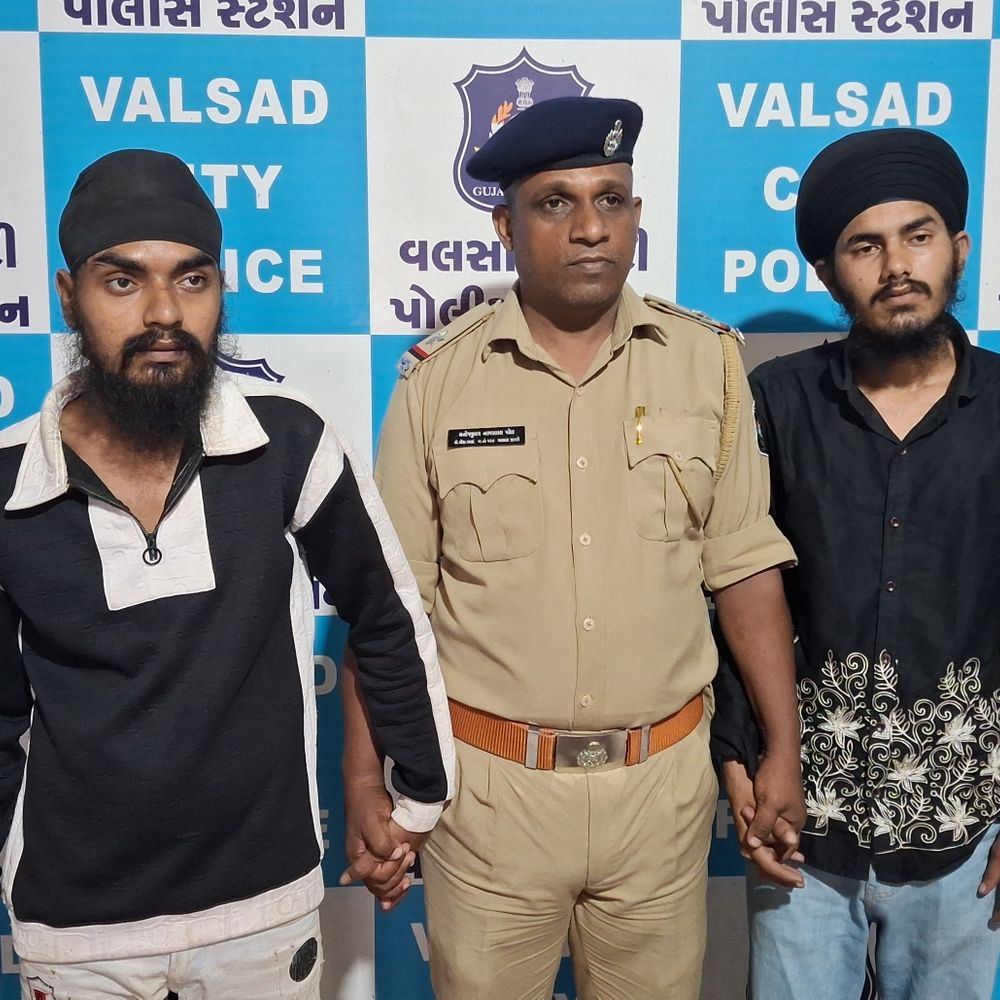 વલસાડમાં ડેરીમાં ચોરી કરનાર બે આરોપી ઝડપાયા:મહારાષ્ટ્રની સિખ ગેંગના બે સાગરીતોની અટકાયત, રોકડ સહિત રૂ.17,380નો મુદ્દામાલ કબજે