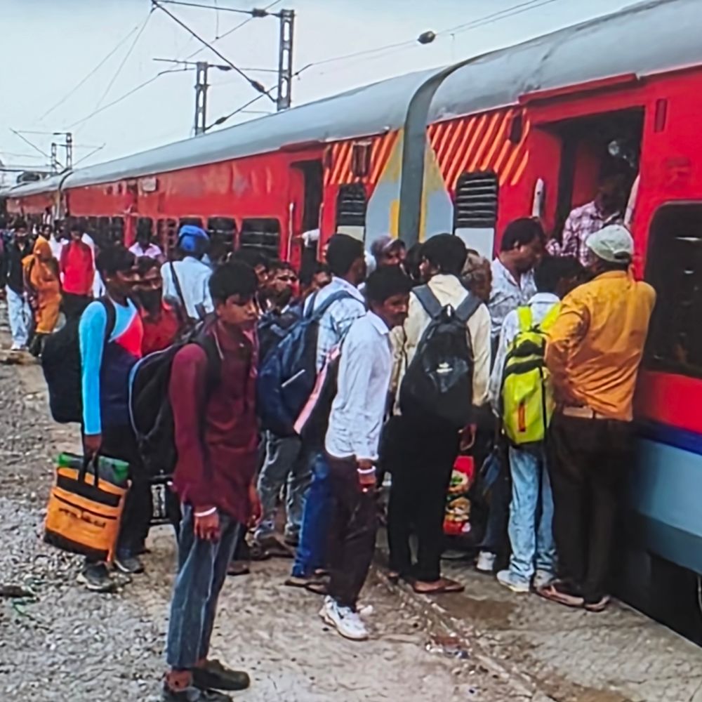 ટિકિટ-રિઝર્વેશન હોવા 100 મુસાફરો ટ્રેનમાં ન બેસી શક્યા:ભીડને કારણે મુસાફરી રદ કરવી પડી