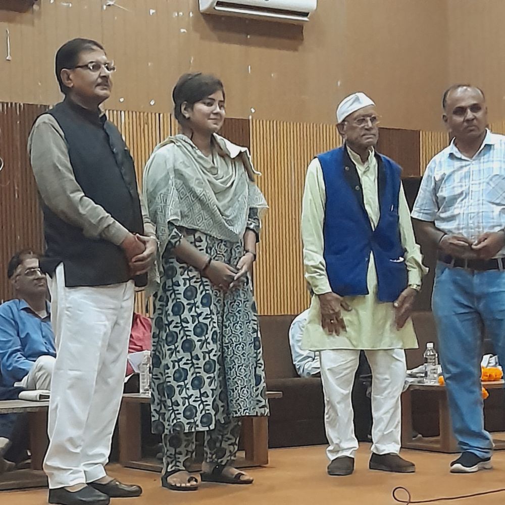 વી-ઈલેવન પરિવાર ગાંધીનગરનો સ્નેહ મિલન કાર્યક્રમ યોજાયો:વિદ્યાર્થીઓ, અધિકારીઓ અને વડીલોનું સન્માન કરાયું