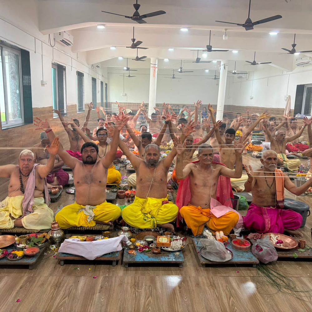 શ્રાવણી પૂનમે 100થી વધુ બ્રાહ્મણોએ યજ્ઞોપવિત ધારણ કર્યું:રાજપીપળાની ચોર્યાસીની વાડી ખાતે વૈદિક પરંપરા મુજબ વિધિ યોજાઈ