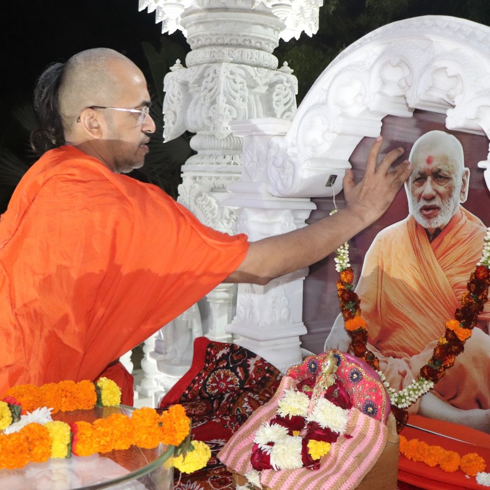 સત્સંગ સભાનું આયોજન કરાયું:બહેન ભાઈના કાંડે રક્ષા સૂત્ર બાંધે છે અને ભાઈ તેની રક્ષા કરવાનું વચન આપે છે, આ આપણા સંસ્કાર છે