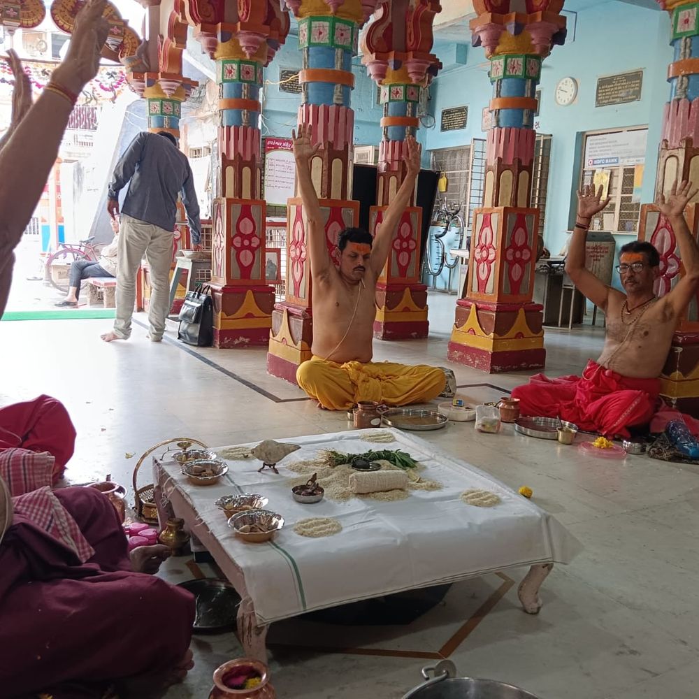 સુરેન્દ્રનગરના હાટકેશ્વર મંદિરે જનોઈ બદલવાનો કાર્યક્રમ યોજાયો:167 વર્ષ જૂના મંદિરમાં બ્રાહ્મણોએ શાસ્ત્રોક્ત વિધિથી નવી જનોઈ ધારણ કરી