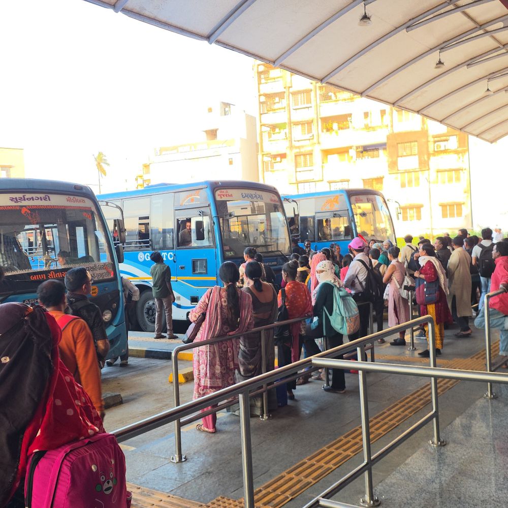 નવસારી ST ડેપોએ રક્ષાબંધને 50 વધારાની બસ દોડાવી:અમદાવાદ, વડોદરા, સુરત સહિતના રૂટ પર મુસાફરોનો ધસારો