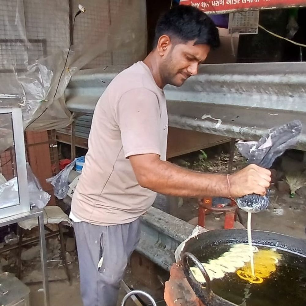 લીમખેડામાં પ્રિન્ટેડ કાગળમાં ગરમાગરમ જલેબીનું વેચાણ:નાગરિકોના સ્વાસ્થ્ય સામે જોખમ ઊભું થતાં તંત્ર પાસે કડક કાર્યવાહીની માંગ