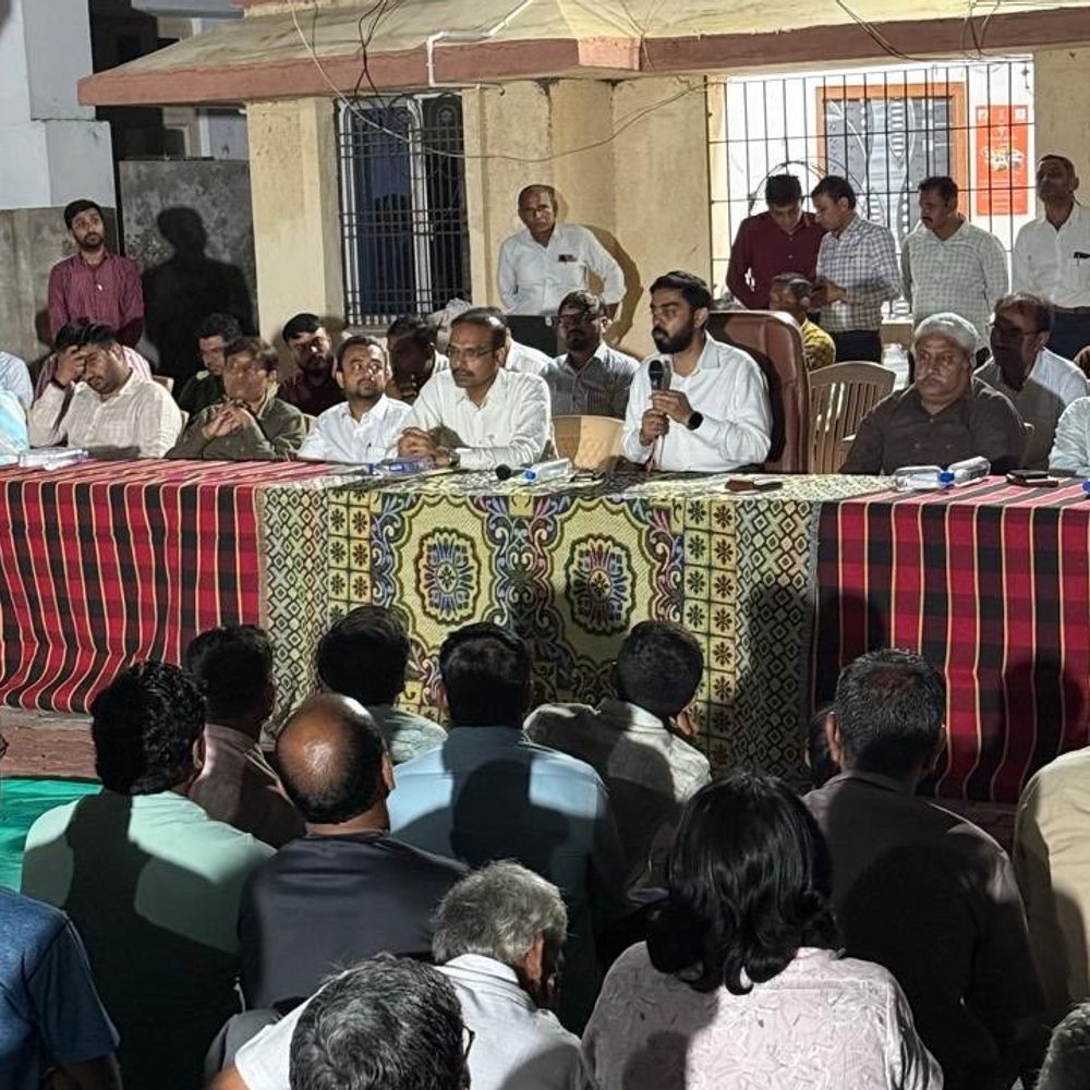 મોરબી કલેક્ટરે ટંકારાના નેસડા ગામની મુલાકાત લીધી:દફતર તપાસી, રાત્રિસભા યોજી ગ્રામજનોના પ્રશ્નો સ્થળ પર ઉકેલવા સૂચના આપી