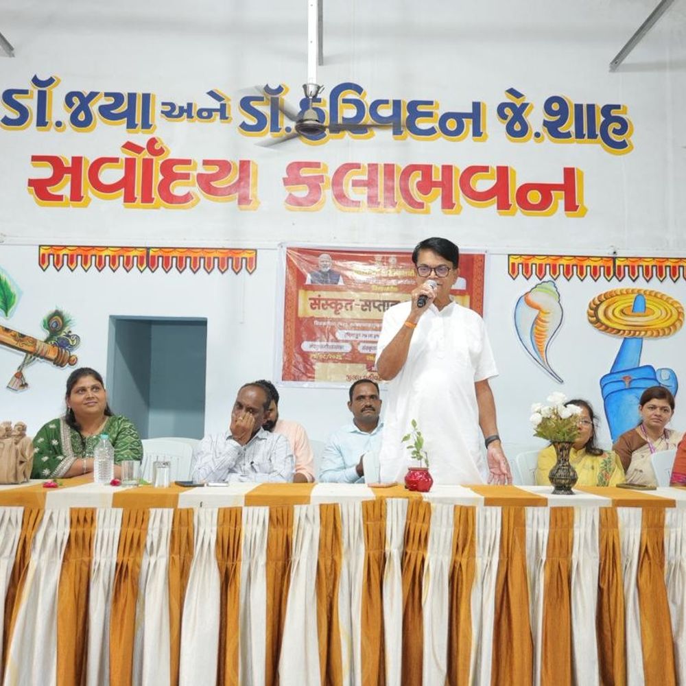 વલસાડમાં જિલ્લા કક્ષાના સંસ્કૃત સંભાષણ દિવસની ઉજવણી:સેગવીની સર્વોદય હાઈસ્કૂલમાં કાર્યક્રમ યોજાયો