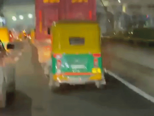 અમદાવાદમાં પૂરઝડપે અને સર્પાકાર રીક્ષા ચલાવી જોખમી સ્ટંટ, VIDEO:રસ્તા પર અન્ય વાહન ચાલકોના જીવ જોખમમાં મુક્યા, વીડિયો વાયરલ થતાં પોલીસે ચાલકને ઝડપ્યો