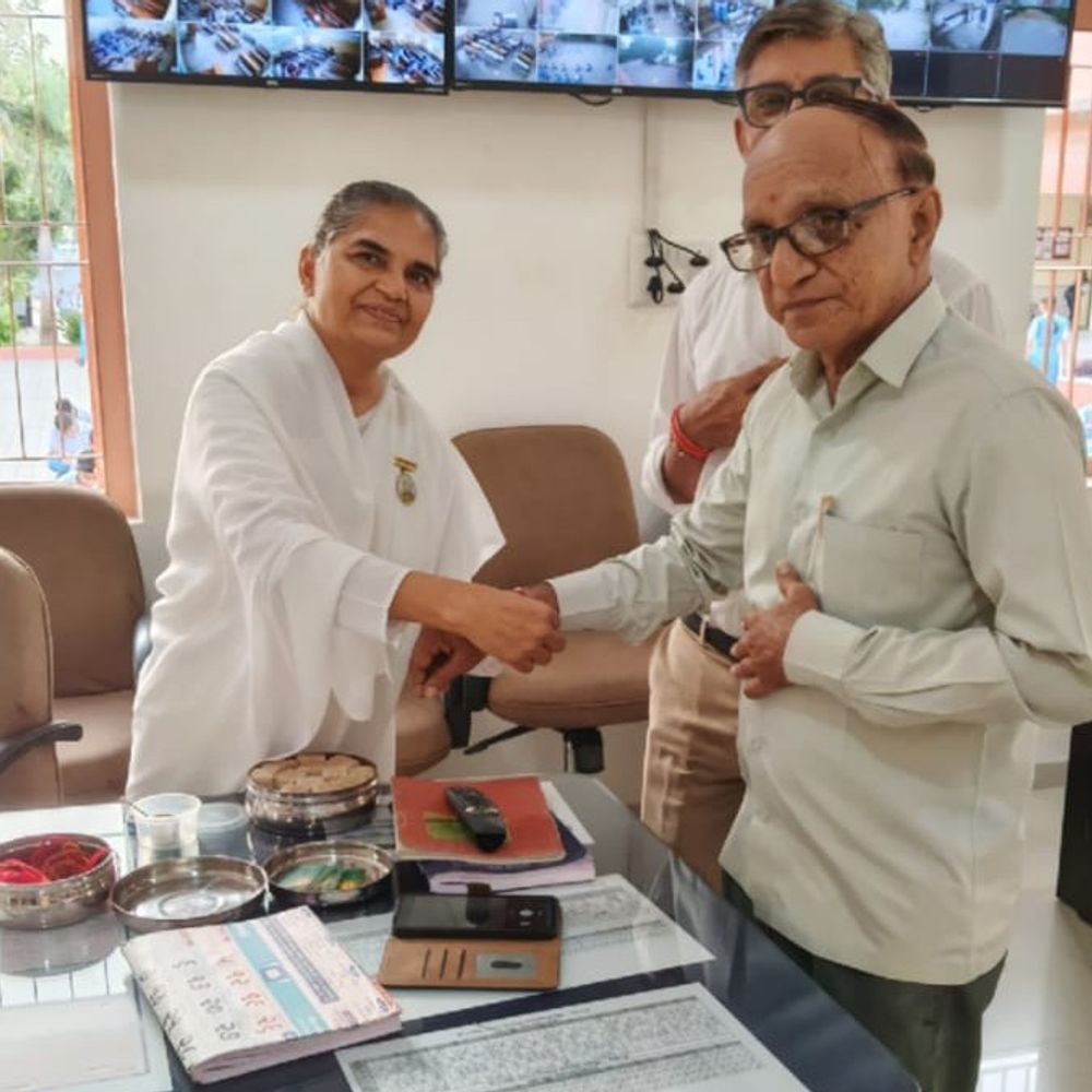 વિસલપુર હાઈસ્કૂલમાં રક્ષાબંધન પર્વની ઉજવણી:વિદ્યાર્થીઓએ રાખડી બાંધી, ભાઈ-બહેનના સંબંધો ઉજાગર કર્યા