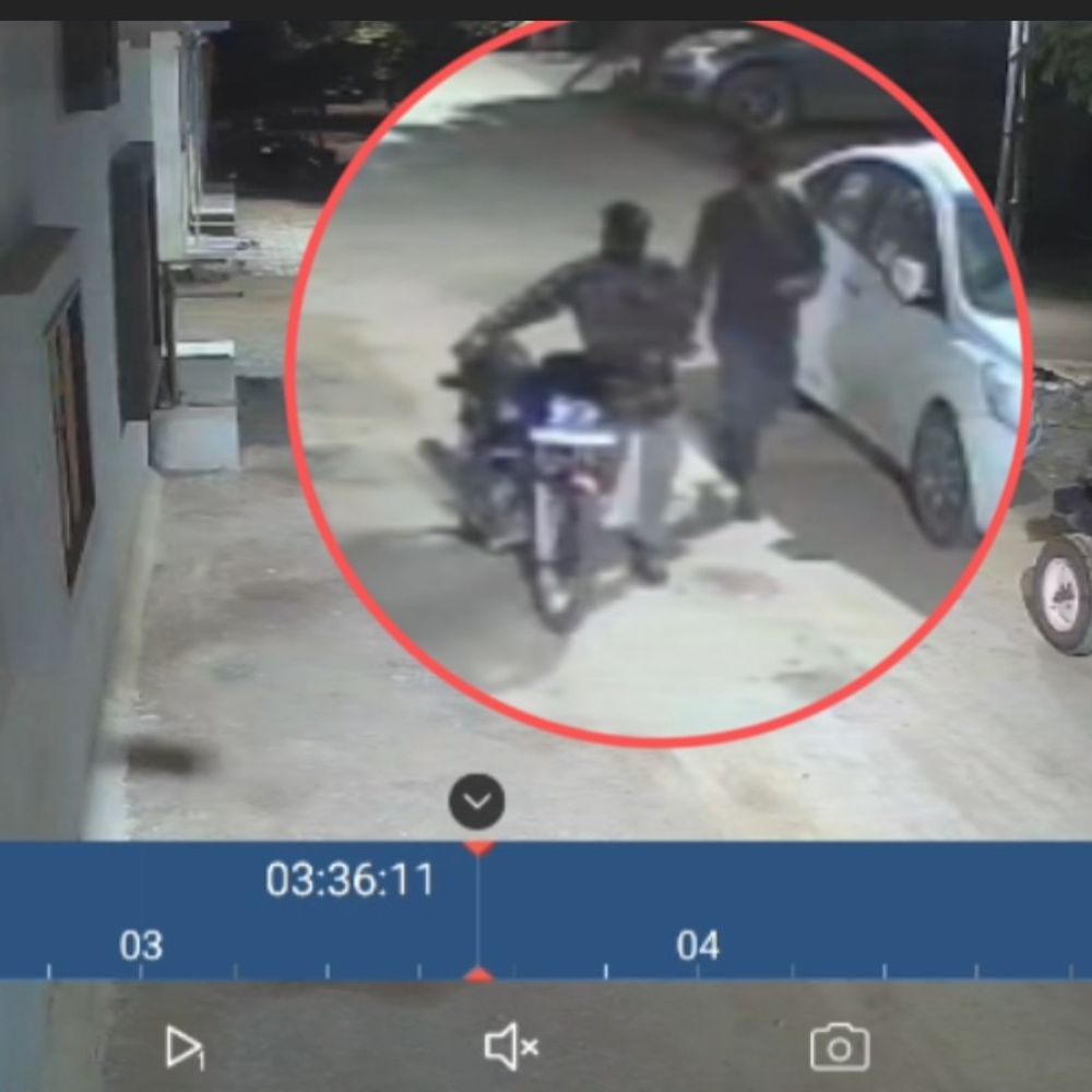 ચોરી કરી પોલીસને પડકાર ફેંકતા તસ્કરો:કેશોદના યોગેશ્વર ધામમાં તસ્કરો ત્રાટક્યા: બે બાઇક અને કરિયાણાની દુકાનમાંથી ચોરી, સીસીટીવીમાં બે બુકાનીધારી કેદ થતા લોકોમાં રોષ,