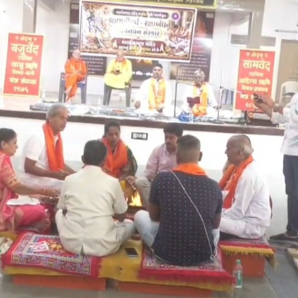 ધ્રાંગધ્રામાં બ્રાહ્મણોએ શ્રાવણી પર્વે યજ્ઞોપવિત બદલાવી:બ્રહ્મ સમાજે સમૂહ ભોજન, તેજસ્વી વિદ્યાર્થીઓનું સન્માન કર્યું