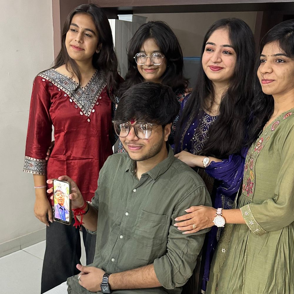 વેરાવળમાં રાચ્છ પરિવારે વર્ષો જૂની રક્ષાબંધનની પરંપરા જાળવી:સંયુક્ત પરિવારમાં એકસાથે ઉજવણી કરાઈ