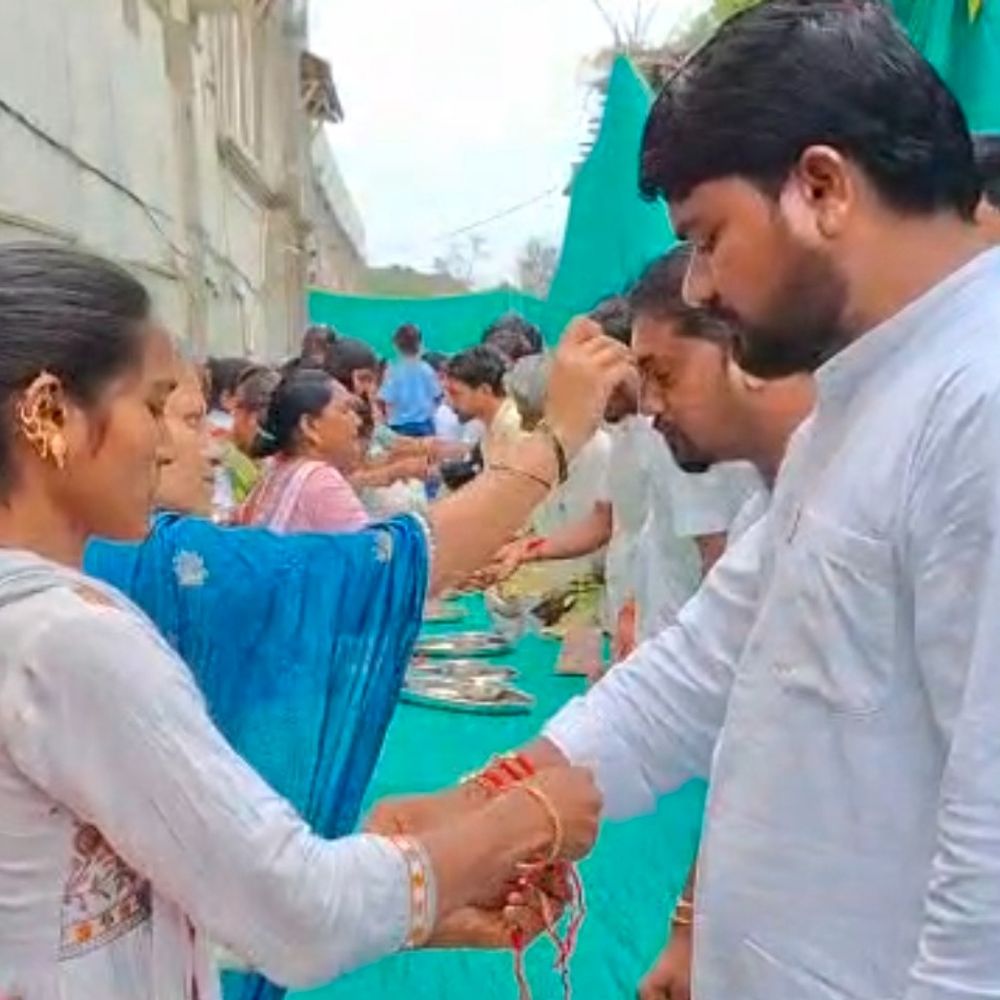 વડોદરા સેન્ટ્રલ જેલમાં ચૈત્ર વસાવાને ચાર બહેનોએ રાખડી બાંધી:બહેનોએ રડતા રડતા કહ્યું: અમારો પરિવાર ખુબ દુઃખી છે, ખૂબ જ અફસોસ છે કે, ભાઈ જેલમાં છે, ભાઈ જલ્દીથી જેલમાંથી છૂટીને બહાર આવી જાય