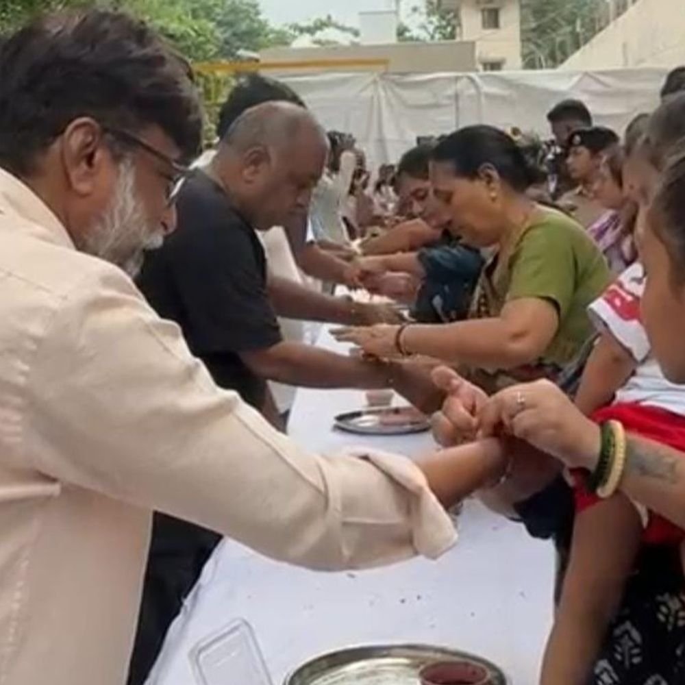 રાજકોટ મધ્યસ્થ જેલમાં રક્ષાબંધનની ભાવુક ઉજવણી:1200 બહેનોએ 2400 કેદી ભાઈઓના કાંડા પર રાખડી બાંધી, 9 વર્ષથી સજા કાપતા કેદીએ ગુનાખોરીથી દૂર રહેવા અપીલ કરી, કોંગ્રેસે બહેનને ખાંડ-ડુંગળીની ભેંટ આપી