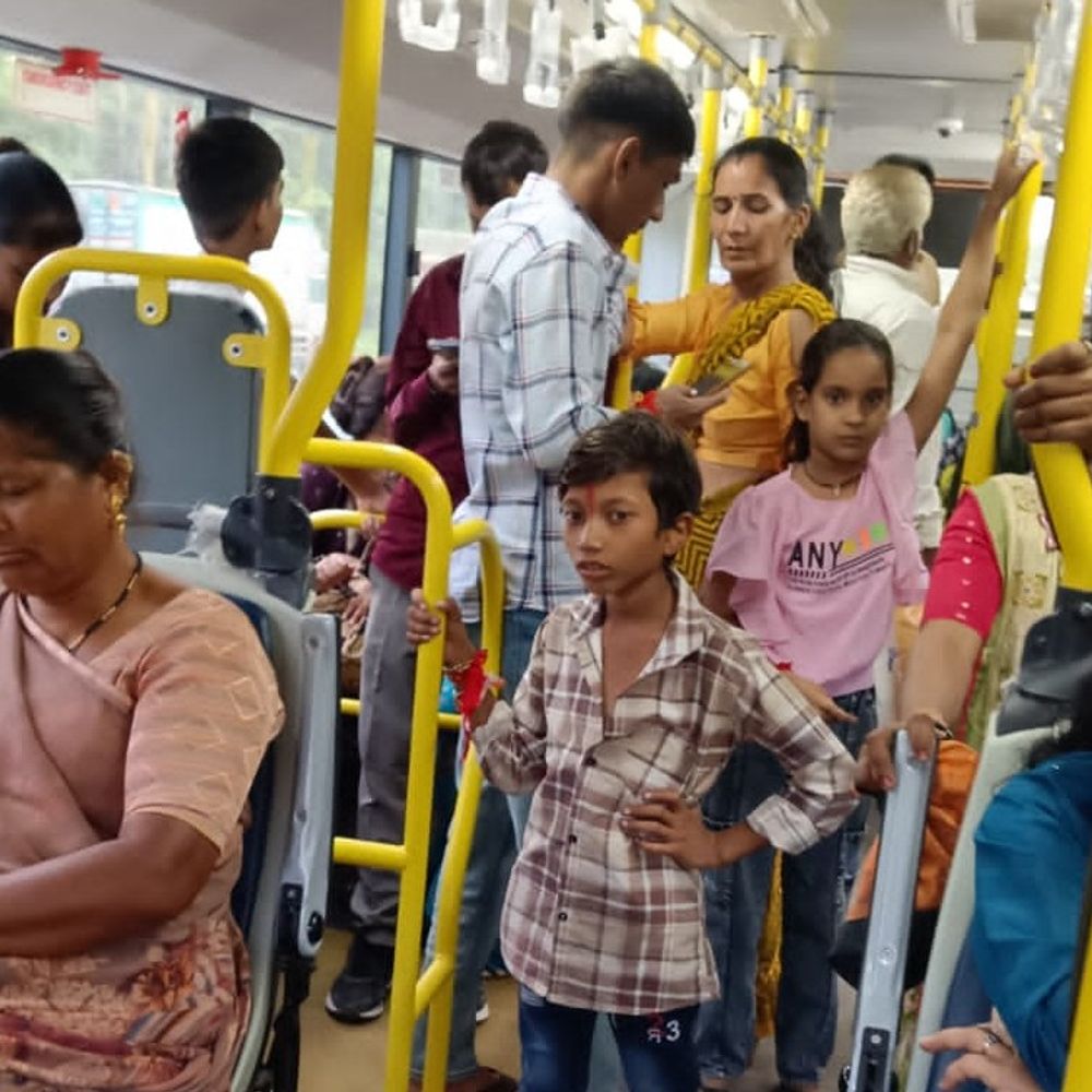 રક્ષાબંધને નારીશક્તિનો ડંકો:ગાંધીનગરમાં રક્ષાબંધને મફત ઈ-બસ સેવા મહિલાઓ માટે આશીર્વાદરૂપ નીવડી, ત્રણ હજારથી વધુ મહિલાઓએ લાભ લીધો