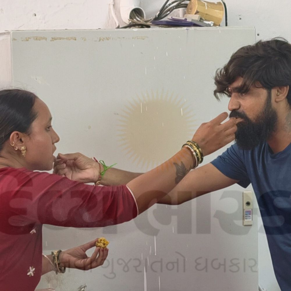 નવસારી સબજેલમાં રક્ષાબંધનની ઉજવણી:કેદી ભાઈઓને રાખડી બાંધવા બહેનો ઉમટી, લાગણીસભર દ્રશ્યો