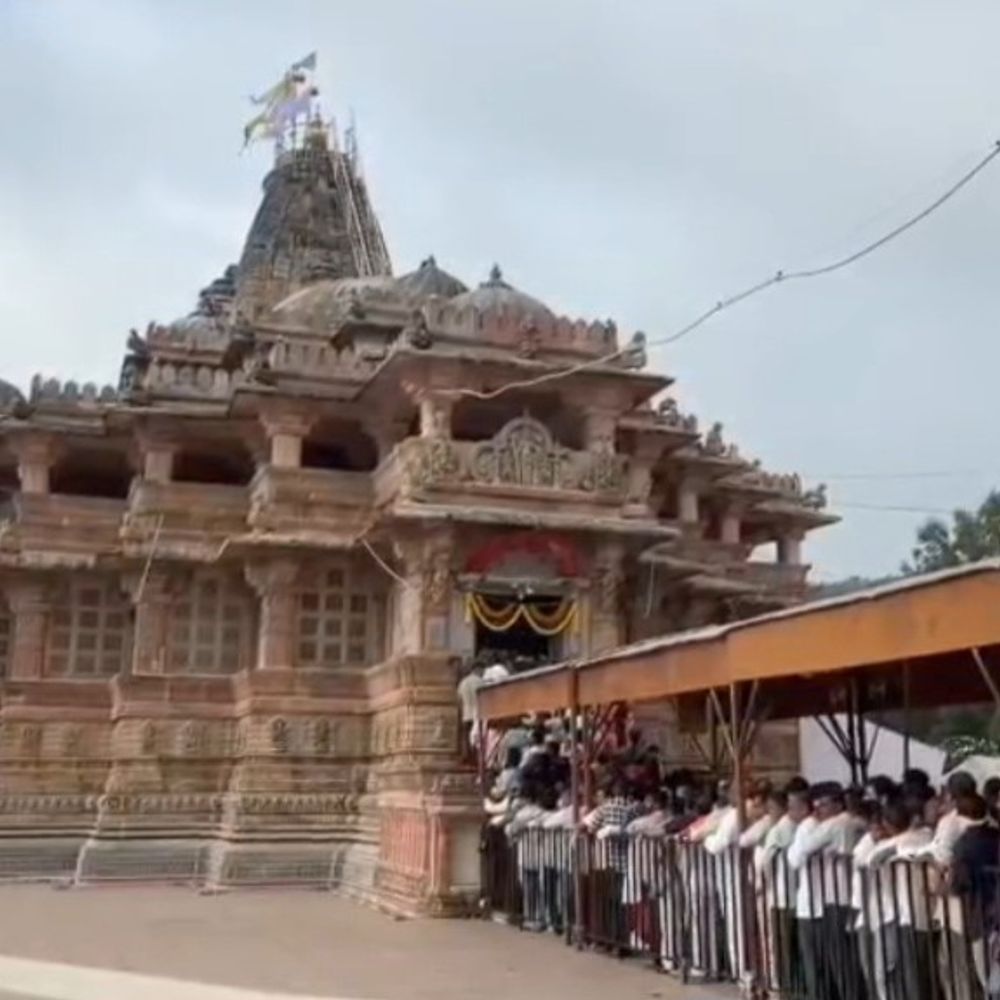 શામળાજીમાં રક્ષાબંધને ભગવાન શામળિયાને સોનાની રાખડી અર્પણ:આદિકાળથી ચાલી આવતી પરંપરા, વિશેષ શણગાર સાથે હજારો ભક્તોએ દર્શન કર્યા