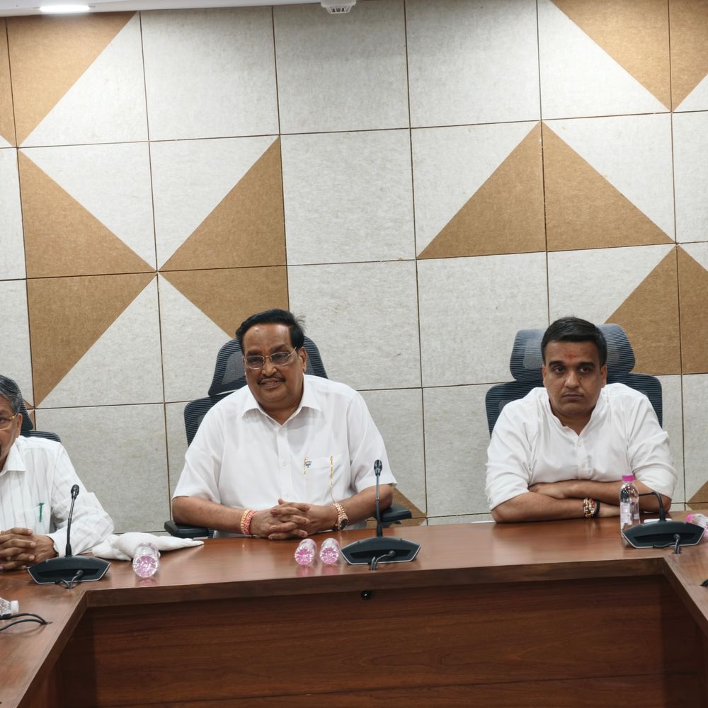 PM મોદી 8 સપ્ટેમ્બરે નવસારી ‘નમો કમલમ’નું ઉદઘાટન કરશે:પાટીલ અને હર્ષ સંઘવીએ બેઠક યોજી સુરક્ષા વ્યવસ્થા, પ્રોટોકોલ, પાર્કિંગ, ટ્રાફિક સહિતની સમીક્ષા કરી; સ્થળ મુલાકાત લીધી