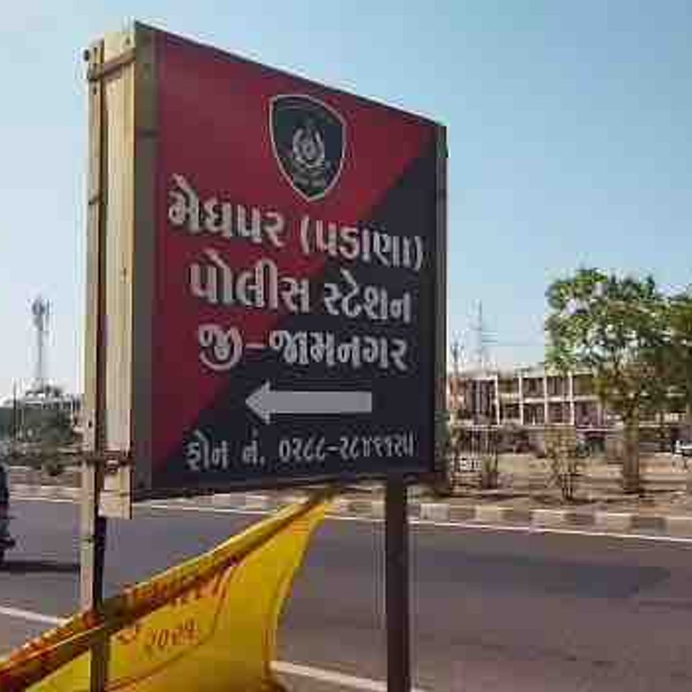 મોટીખાવડીમાં ટ્રેલર-સુપર કેરી અકસ્માત, બે ઘાયલ:ટ્રેલર ચાલક વાહન મૂકી ફરાર, પોલીસ તપાસ શરૂ