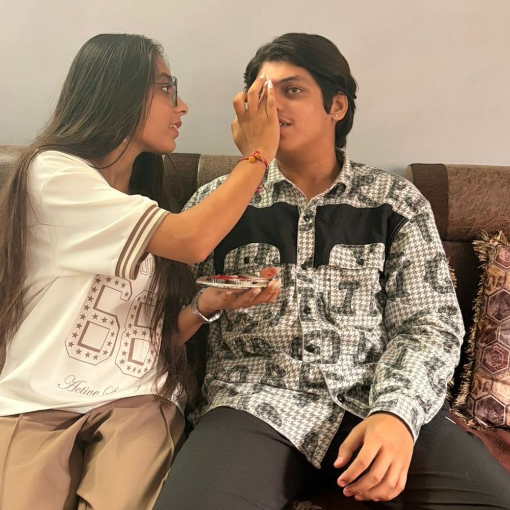 વલસાડમાં રક્ષાબંધનની હર્ષોલ્લાસભેર ઉજવણી:ભાઈ-બહેનના પવિત્ર પ્રેમનું બંધન વધુ મજબૂત બન્યું