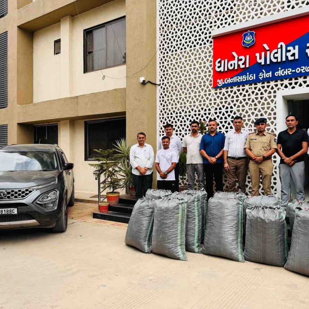 ટાટા સફારી કારમાં પોષડોડાની ફેરાફેરી:ધાનેરામાં 228.7 કિલોનો માદક પદાર્થ ઝડપાયો, ડીસા થઈ રાજસ્થાન જતી ગાડીમાં જથ્થો ઝડપાયો, ચાલક ફરાર