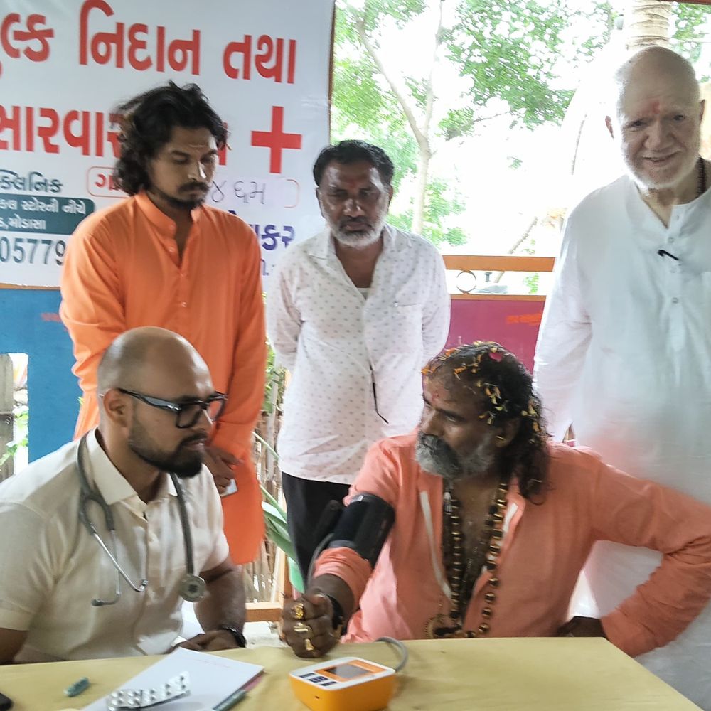 મોડાસાના દેવરાજ ધામ ખાતે નિઃશુલ્ક નિદાન કેમ્પ યોજાયો:145થી વધુ દર્દીઓએ લીધો લાભ