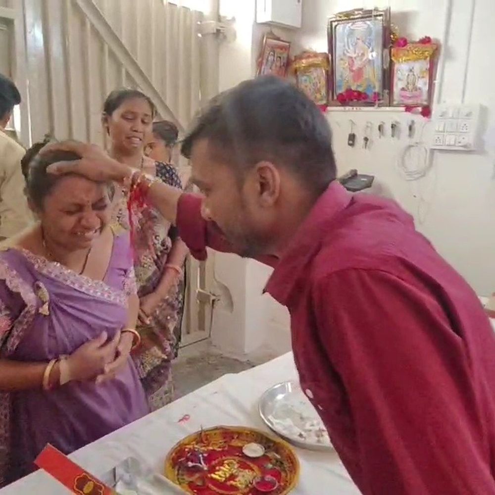 છોટા ઉદેપુર જેલમાં બહેનોએ ભાઈઓને રાખડી બાંધી:રક્ષાબંધનની ઉજવણીમાં ભાવુક દ્રશ્યો સર્જાયા, ભાઈ-બહેન ચોધાર આંસુએ રડ્યાં