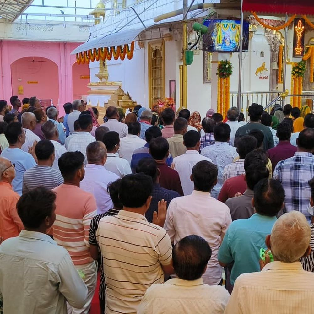 ખેડબ્રહ્મા અંબિકા મંદિરે નાળિયેરી પૂનમે ભક્તો ઉમટ્યા:મંગળા આરતીમાં મંદિર પરિસર શ્રદ્ધાળુઓથી ઉભરાયું, યાત્રાળુઓની સુવિધા માટે વિશેષ વ્યવસ્થા ગોઠવાઈ