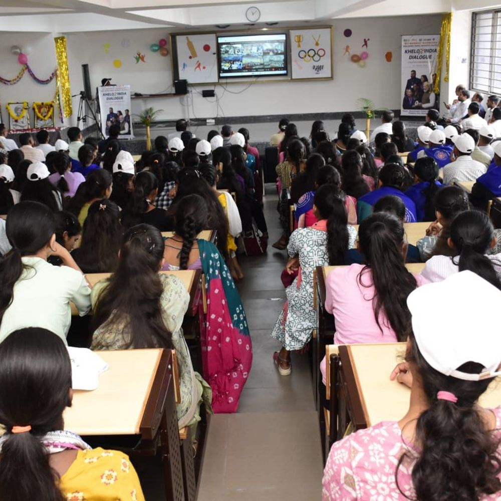 બિરસા મુંડા યુનિવર્સિટીમાં 'ખેલો ઇન્ડિયા સંવાદ' યોજાયો:સાંસદ જશુ રાઠવાએ 2036 ઓલિમ્પિક્સમાં આદિવાસી યુવાનોની સફળતાની આશા વ્યક્ત કરી