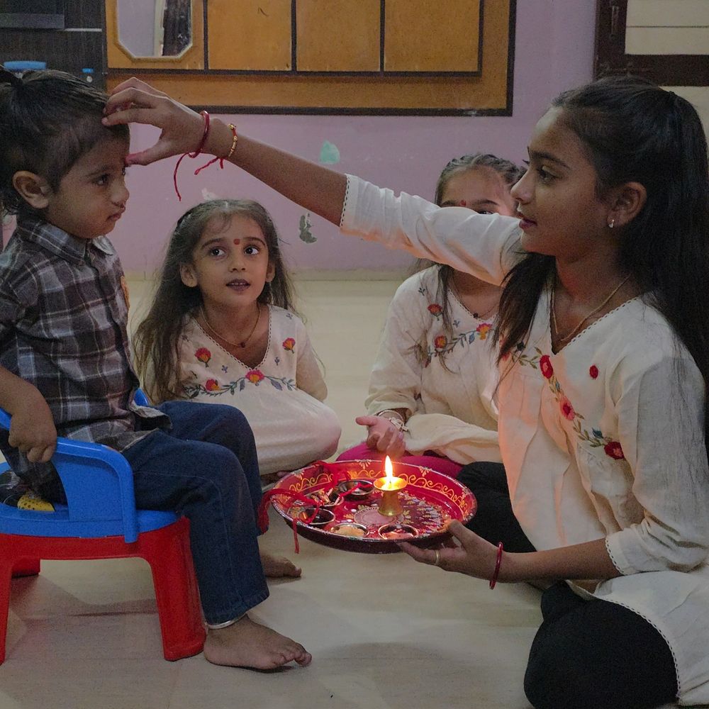 પાટણમાં રક્ષાબંધન પર્વની ઉજવણી:બહેનોએ ભાઈને રાખડી બાંધી, લાંબા આયુષ્યની કામના કરી