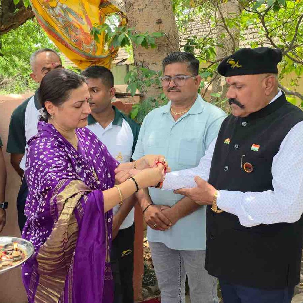 જામનગરમાં ‘એક રાખી ફૌજી કે નામ’ અભિયાન:મહિલા અગ્રણી ડિમ્પલબેન રાવલ અને બહેનોએ જવાનોને રાખડી બાંધી